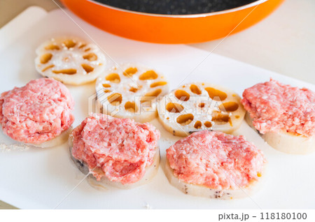 レンコンに下味とつけた豚挽肉を詰める 118180100