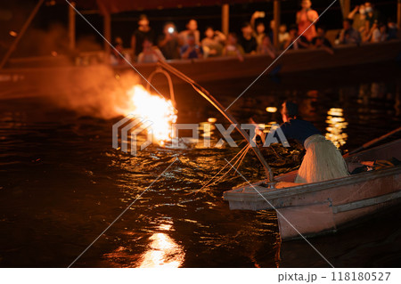 涼を感じる夏の風物詩宇治川の鵜飼いを撮影 涼を感じる夏の風物詩宇治川の鵜飼いを撮影 118180527