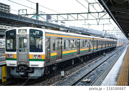 JR東海211系5000番台が停車する高蔵寺駅 118180887
