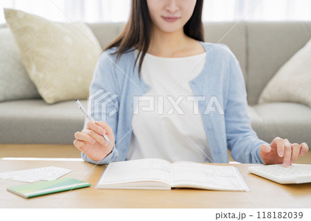 家計簿をつける女性 家計簿をつける女性 118182039