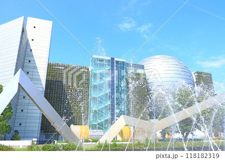愛知県名古屋市、名古屋市科学館と噴水の風景 愛知県名古屋市、名古屋市科学館と噴水の風景 118182319
