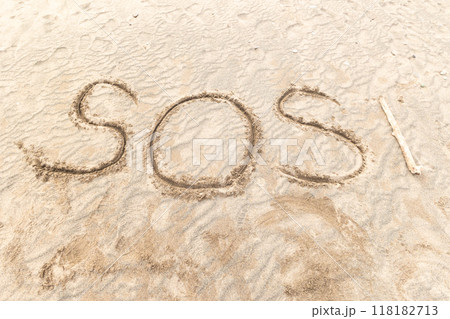 砂浜に書いたSOS文字 118182713