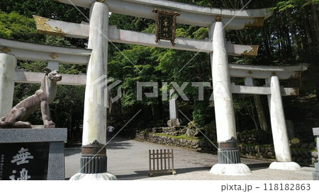 三峰神社の鳥居と狛犬 118182863