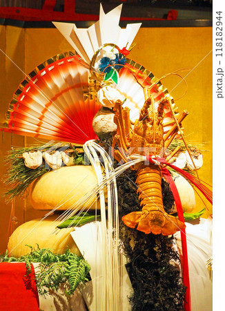 今では珍しい豪華な正月飾り 118182944