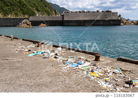 大量のごみが流れ着いている海岸 海外からの漂流物 大量のごみが流れ着いている海岸 海外からの漂流物 118183067