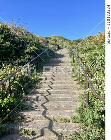 犬吠埼_夏の犬吠埼海岸_青い空へと続く階段 犬吠埼_夏の犬吠埼海岸_青い空へと続く階段 118183224