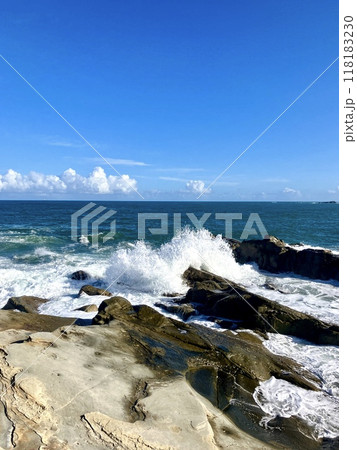 犬吠埼_夏の犬吠埼海岸_青い空と波 犬吠埼_夏の犬吠埼海岸_青い空と波 118183230