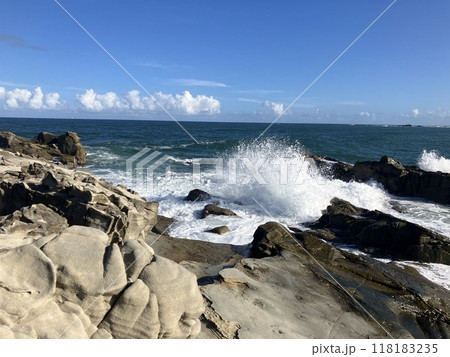 犬吠埼_夏の犬吠埼海岸_青い空と波 犬吠埼_夏の犬吠埼海岸_青い空と波 118183235