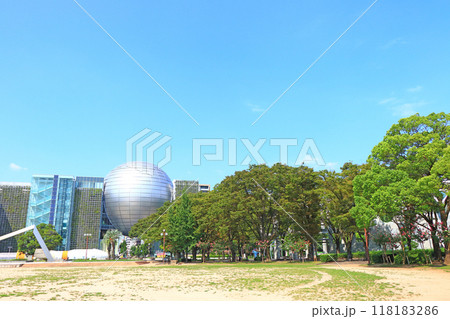 愛知県名古屋市、名古屋市科学館と白川公園の風景 118183286
