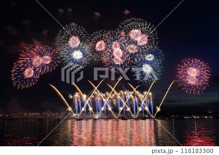 水辺に輝く花火(桑名 水郷花火大会 三重県 桑名市) 水辺に輝く花火(桑名 水郷花火大会 三重県 桑名市) 118183300