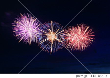 夜空に輝く花火(桑名 水郷花火大会 三重県 桑名市) 夜空に輝く花火(桑名 水郷花火大会 三重県 桑名市) 118183303