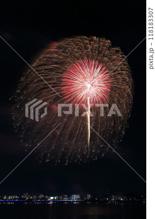 夜空に輝く花火(桑名 水郷花火大会 三重県 桑名市) 夜空に輝く花火(桑名 水郷花火大会 三重県 桑名市) 118183307