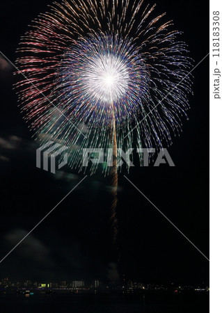 夜空に輝く花火（桑名 水郷花火大会　三重県 桑名市） 118183308