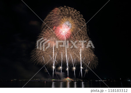 夜空に輝く花火（桑名 水郷花火大会　三重県 桑名市） 118183312