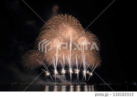 夜空に輝く花火（桑名 水郷花火大会　三重県 桑名市） 118183313