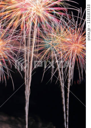 夜空に輝く花火(桑名 水郷花火大会 三重県 桑名市) 夜空に輝く花火(桑名 水郷花火大会 三重県 桑名市) 118183318