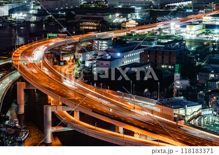 夜の高速道路 118183371