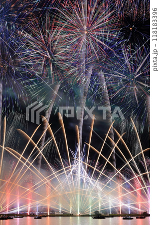 夜空に輝く花火(桑名 水郷花火大会 三重県 桑名市) 夜空に輝く花火(桑名 水郷花火大会 三重県 桑名市) 118183396