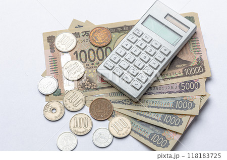2024年新紙幣　お金と電卓 118183725