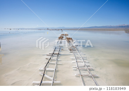 チャカ塩湖と廃線 チャカ塩湖と廃線 118183949