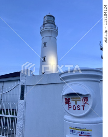 夕暮れの犬吠埼灯台と幸せの白い郵便ポスト 118184124