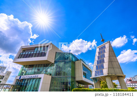 日本の横浜都市景観　センター北駅前の商業施設「ヨツバコ」などを望む＝令和6年9月9日 118184411