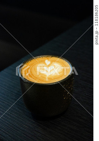 hot latte coffee in black cup on black table 118186205