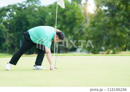Man is playing golf in morning. 118186286