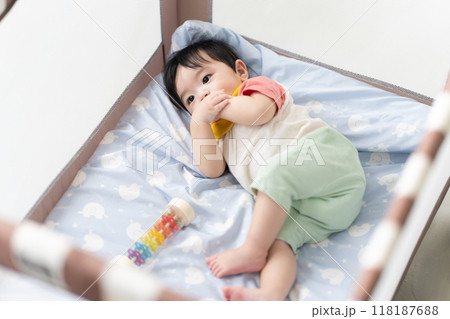 ベビーベッドで寝る11ヶ月の男の子 118187688