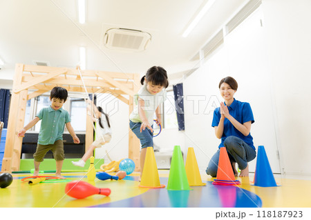 屋内保育所イメージ_療育_発達支援 118187923