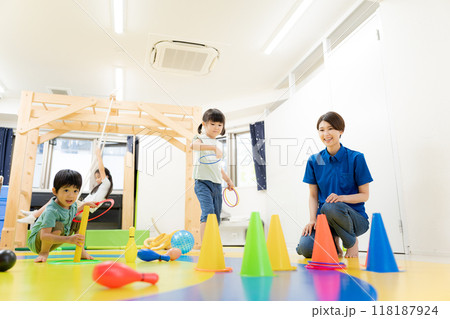 屋内保育所イメージ_療育_発達支援 118187924
