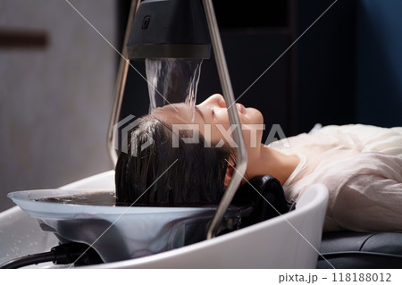 炭酸ヘッドスパを受ける女性 炭酸ヘッドスパを受ける女性 118188012