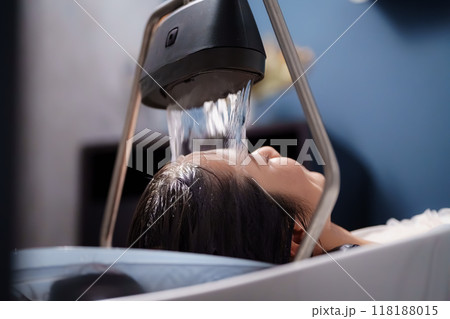 炭酸ヘッドスパを受ける女性 炭酸ヘッドスパを受ける女性 118188015