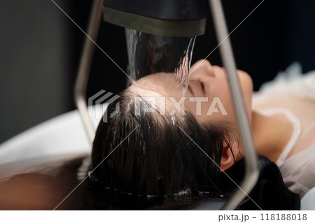 炭酸ヘッドスパを受ける女性 118188018