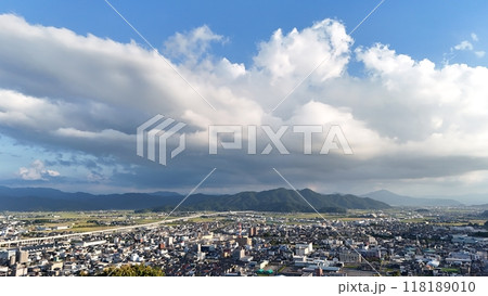 福井県福井市、山の上から見た街並みと新幹線路 福井県福井市、山の上から見た街並みと新幹線路 118189010