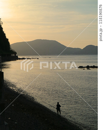 北海道積丹半島セタカムイの岩の海岸の釣り人 北海道積丹半島セタカムイの岩の海岸の釣り人 118190876