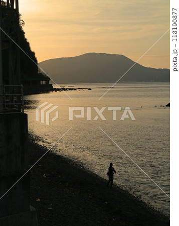 北海道積丹半島セタカムイの岩の海岸の釣り人 118190877