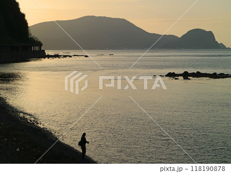 北海道積丹半島セタカムイの岩の海岸の釣り人 北海道積丹半島セタカムイの岩の海岸の釣り人 118190878