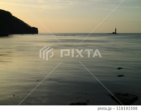 北海道積丹半島のローソク岩付近の夕景 北海道積丹半島のローソク岩付近の夕景 118191508