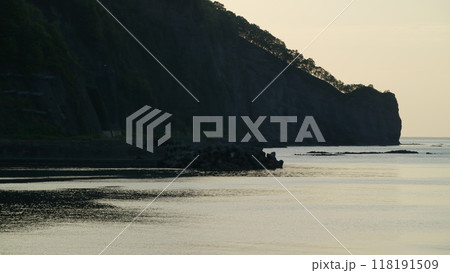 北海道積丹半島のローソク岩付近の海岸夕景 北海道積丹半島のローソク岩付近の海岸夕景 118191509