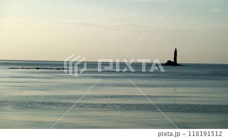 積丹半島の夕暮れのローソク岩のシルエット 118191512