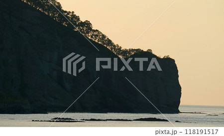 積丹半島ローソク岩付近のシルエットの風景 積丹半島ローソク岩付近のシルエットの風景 118191517