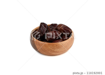 Dehydrated date fruits in wooden bowl on white background. 118192001