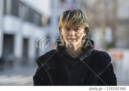 カメラ目線の金髪の20代の男性 ポートレート カメラ目線の金髪の20代の男性 ポートレート 118192366