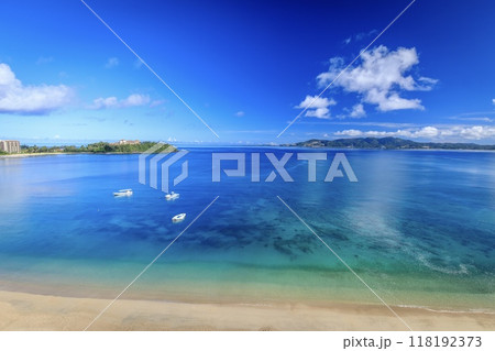 沖縄県、喜瀬ビーチと部瀬名岬方面の風景 118192373