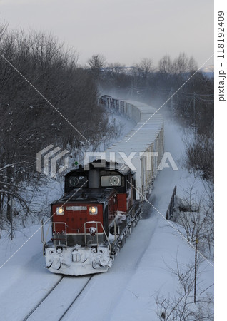 石北本線を走る貨物列車 118192409