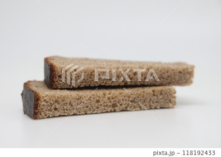 sliced rye bread isolated on white background. 118192433