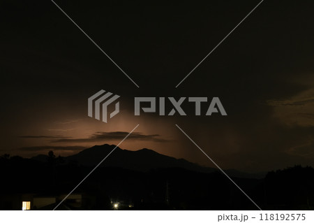 北杜市白州町から見る茅ヶ岳に轟く雷鳴と光る稲妻 北杜市白州町から見る茅ヶ岳に轟く雷鳴と光る稲妻 118192575