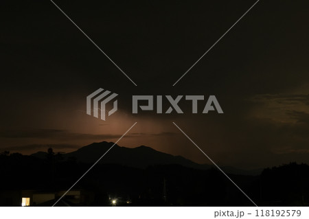 北杜市白州町から見る茅ヶ岳に轟く雷鳴と光る稲妻 118192579