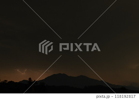北杜市白州町から見る茅ヶ岳に轟く雷鳴と光る稲妻 北杜市白州町から見る茅ヶ岳に轟く雷鳴と光る稲妻 118192817